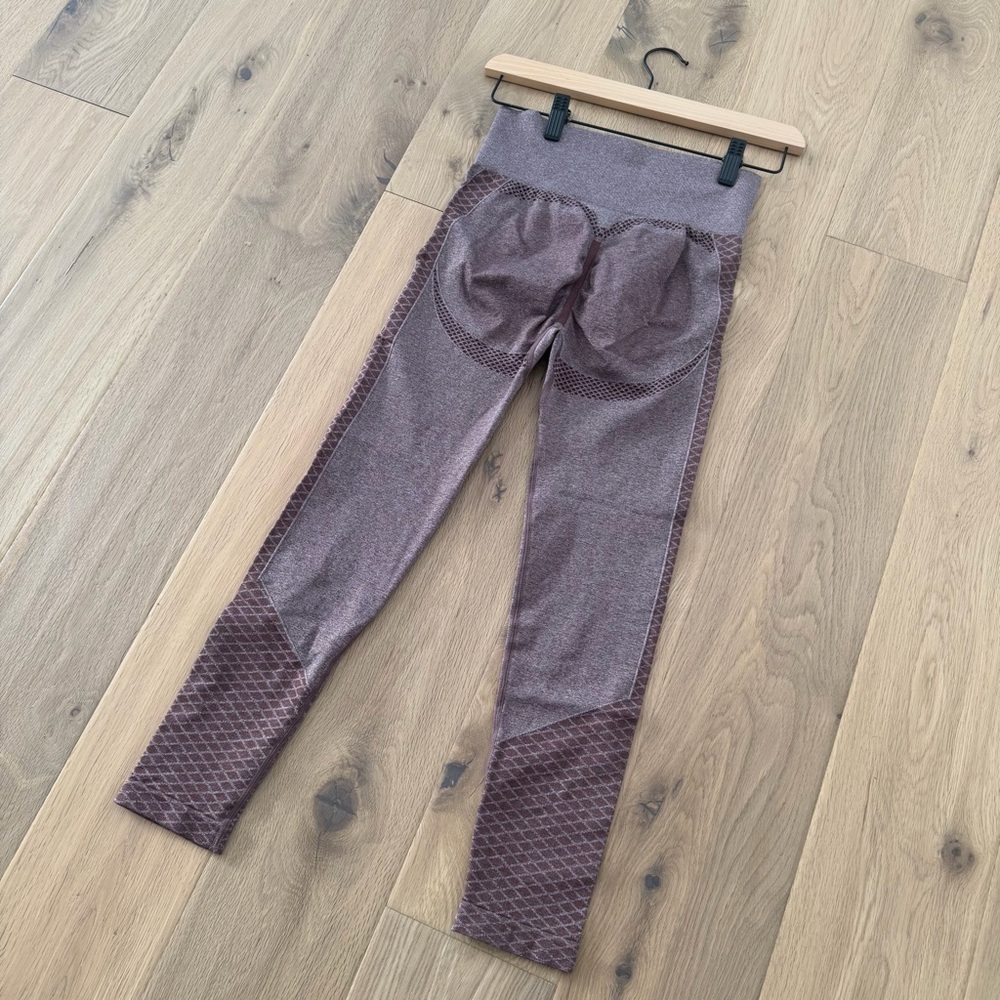 💜 Purple / Maroon Textured Scrunch-Bum Leggings – Size Small